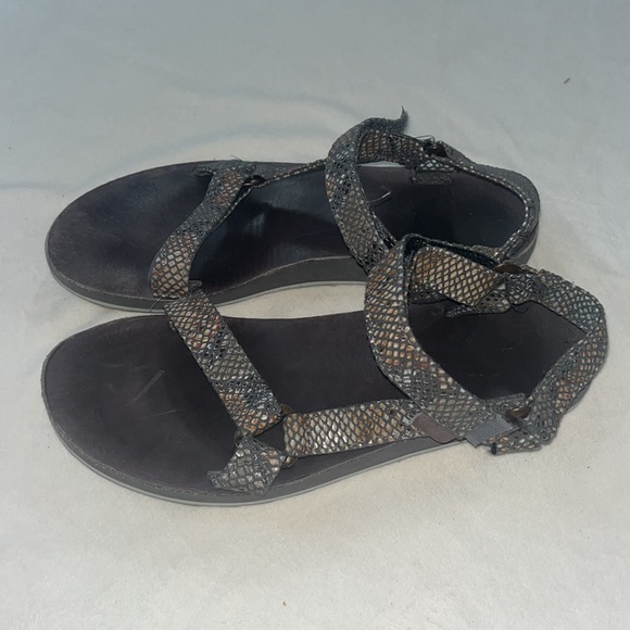 Teva sandals neutral metallic snakeskin pattern - Picture 3 of 9